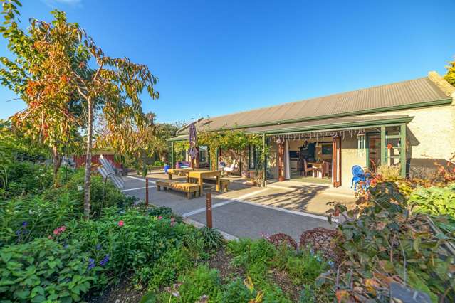 Sunny Courtyard living , safe and secure for your pets and kids