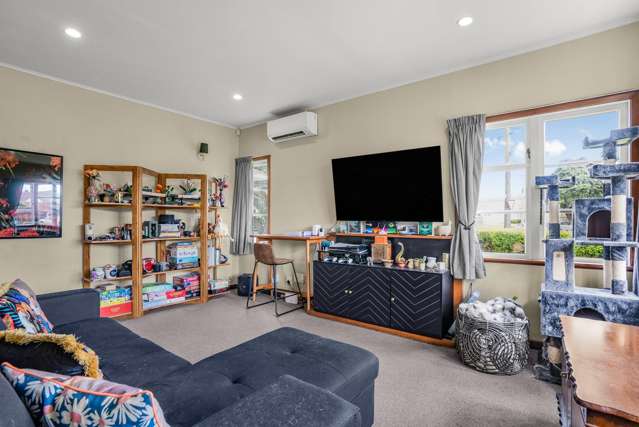 70 Hall Crescent Epuni_1