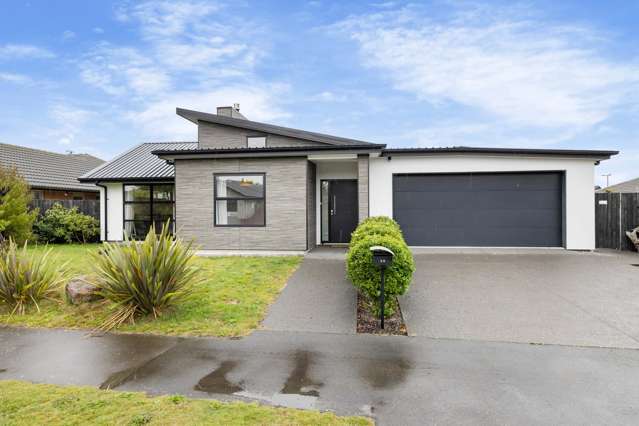 Lifestyle, Location & Easy Living!