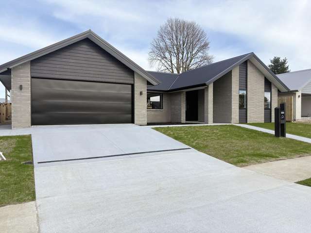 Spacious Luxury Living in Kotare Park