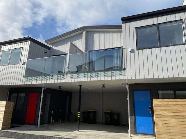 Modern 2-Bedroom, 2-Bathroom + 2 Car Parks Home
