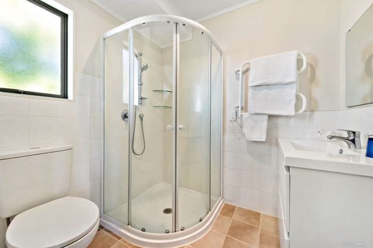 18 Lasque Place Glen Eden_12