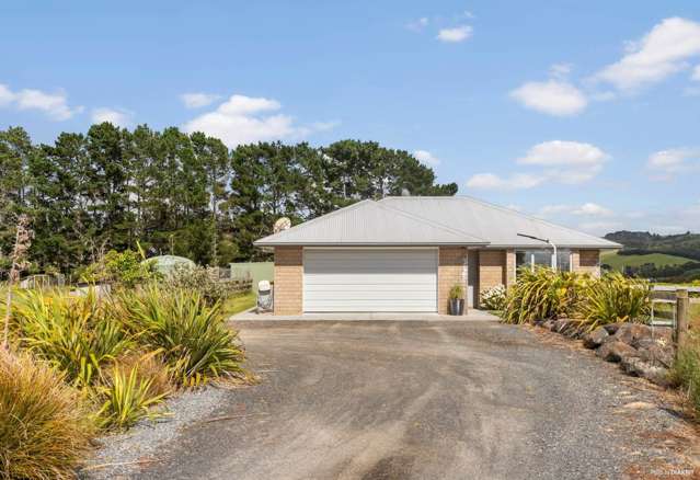 Modern 3-Bedroom + Study Haven Overlooking the Sea