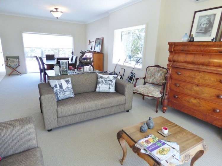 10 Chateau Crescent Rangatira Park_7