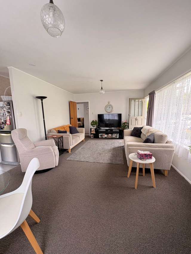 SUNNY AND SPACIOUS IN MANGERE BRIDGE