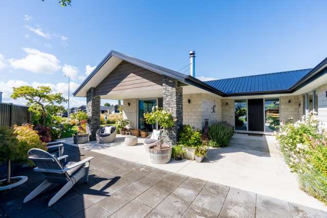 Light-filled modern living