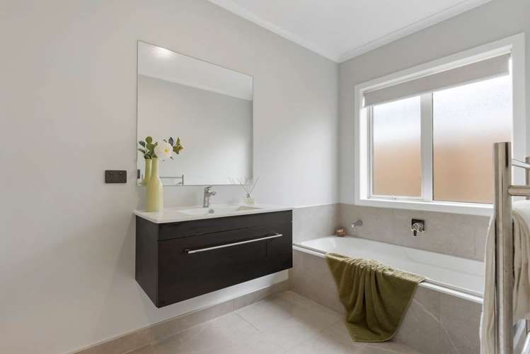 23 Soaring Bird Drive Takanini_18