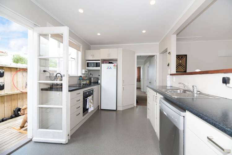 5b Sheehan Road Te Atatu South_10