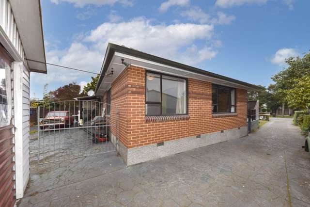 Six Car Garaging on 981 M2 of Land !