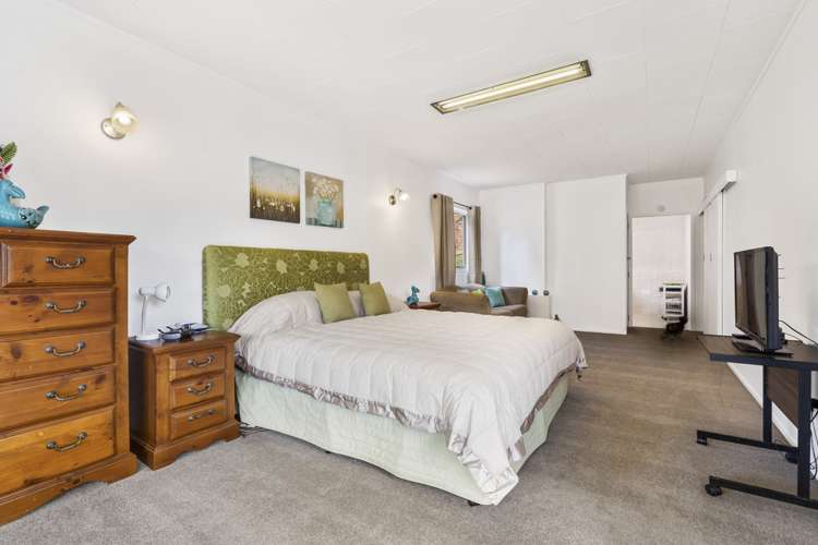 8 Huruhuru Road Massey_17
