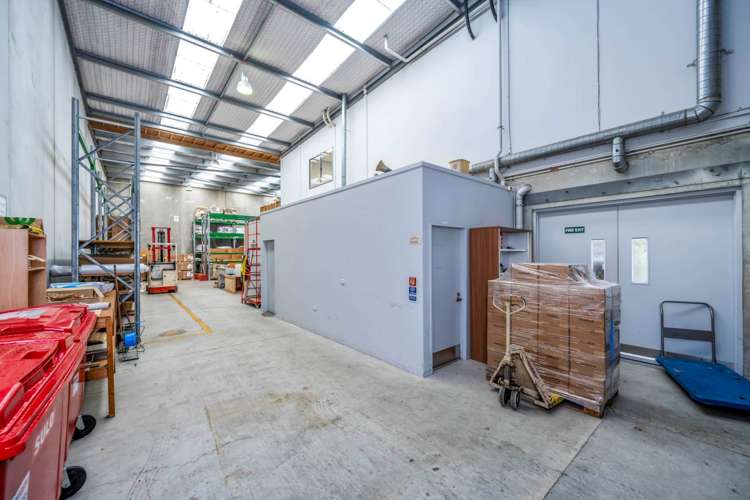 Unit 1/9 Orbit Drive Rosedale_4