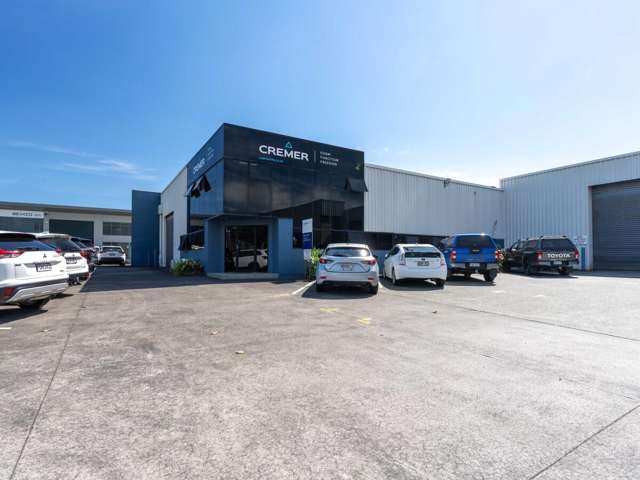 1,255m&sup2; Industrial  with Huge Paramount Dr Frontage