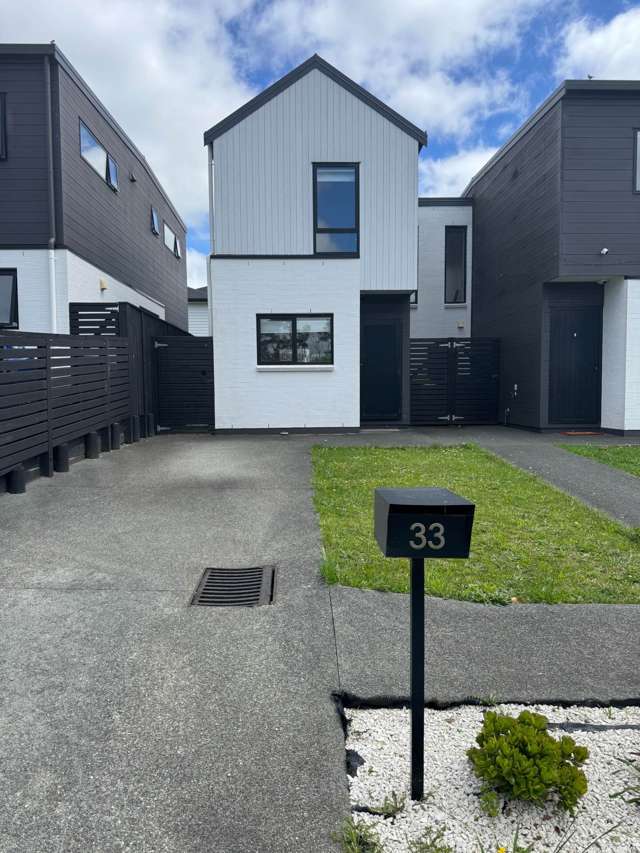 Near new, easy living with lawns included!