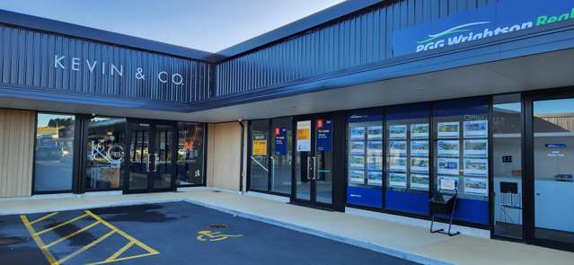 Te Puna large retail or office