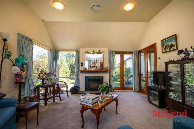 Architecturally Designed Three Bedroom Haven!