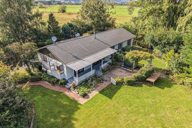 Spacious Living, 1.1 Ha’s & 5 Bedrooms