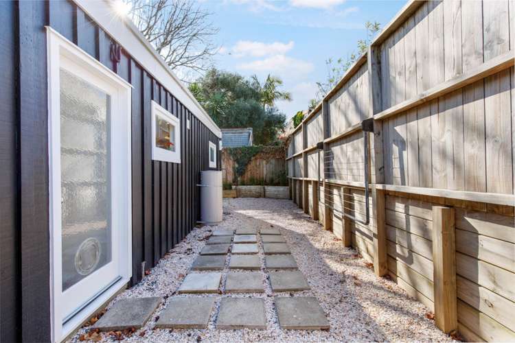 1/1 Griffiths Place Te Atatu South_13