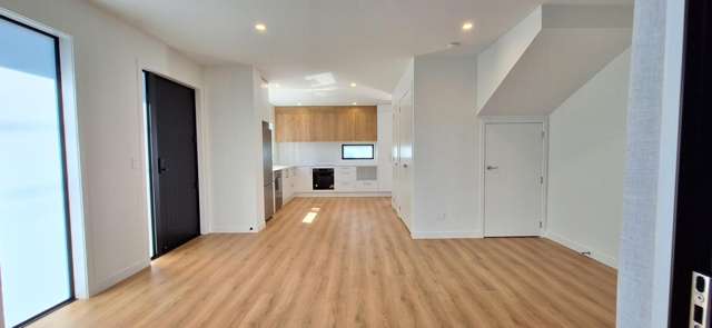 Near new townhouse at Mt Albert