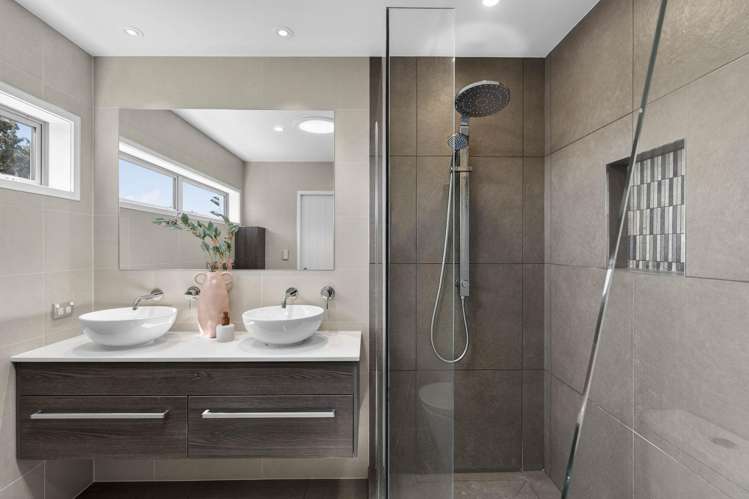 17 Mayfair Crescent Mairangi Bay_16