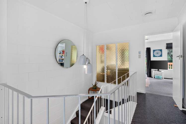 8 Cyril Way Paparangi_14