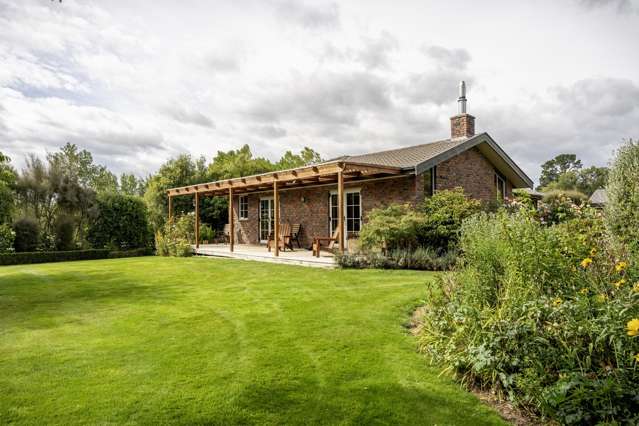 Exceptional Lifestyle Retreat On Geraldine's Edge