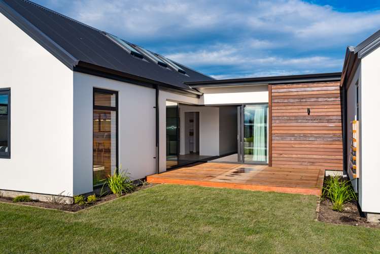 14 Spitfire Drive Burleigh_21