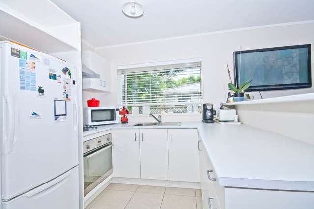 Sunny 2-Bedroom Home in Te Atatu South – Handy...