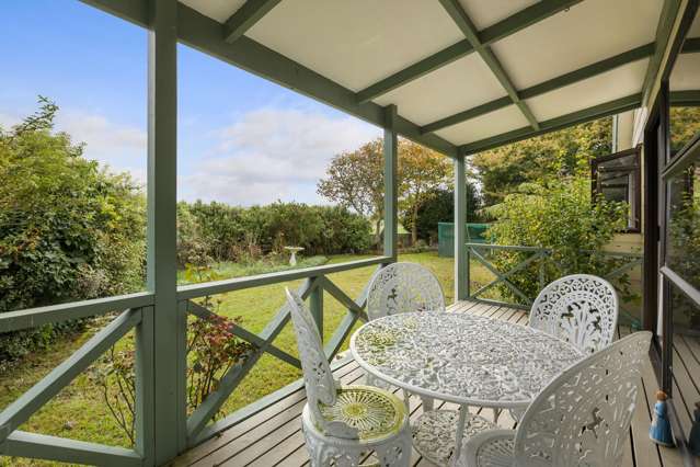 Triple Garaging, Family Living, Zoned HPC
