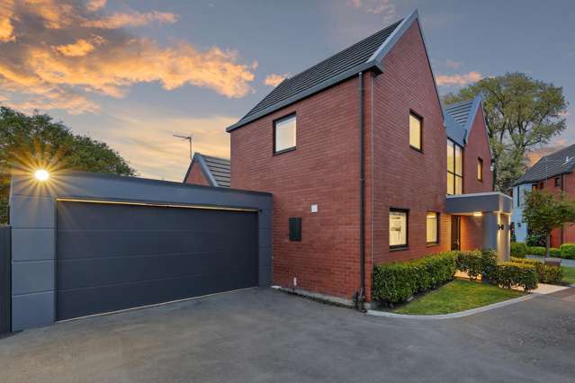 Quiet Lane Oasis with Downstairs Master Suite