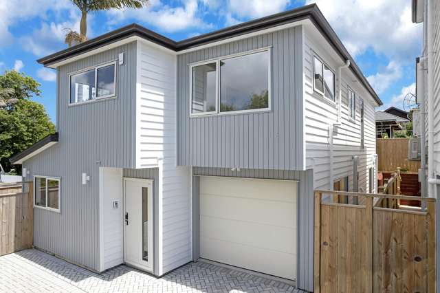 TWO LIVING ROOMS! WALKING DISTANCE TO ST KENTS