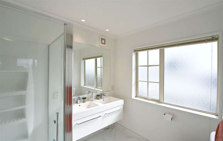 9 Strathmore Gardens Burwood_12