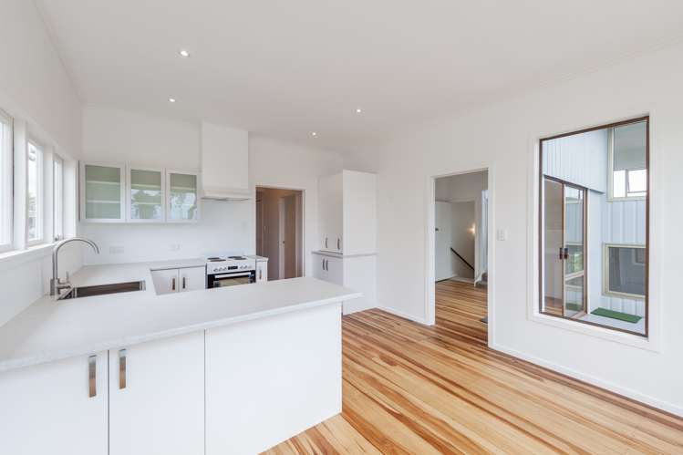 17 Piccadilly Circus Snells Beach_24