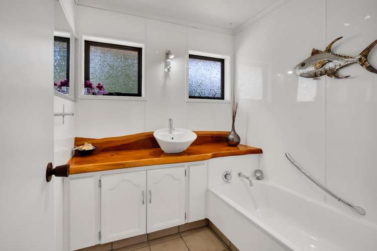 2 Waireka Road East Omata_19