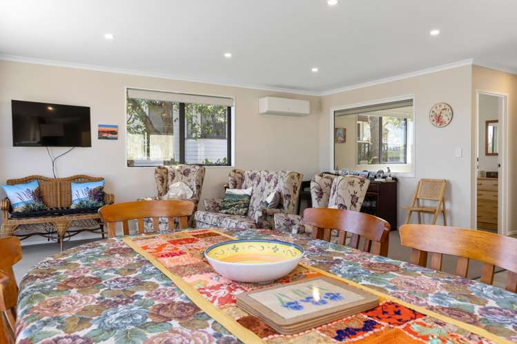 1/202 Lake Terrace Waipahihi_6