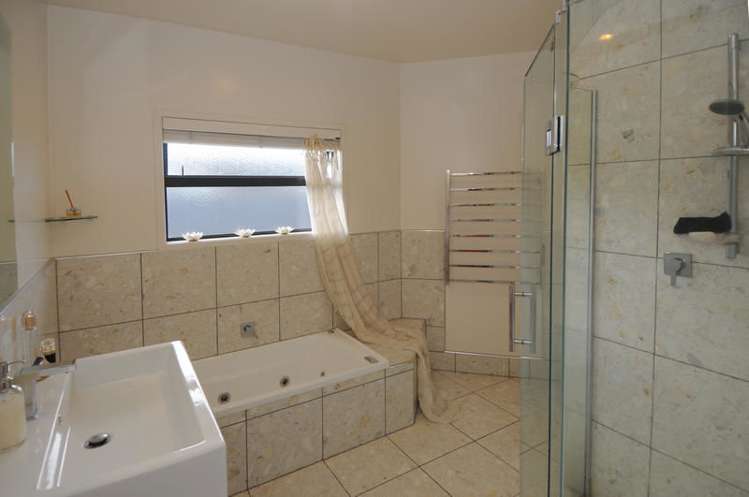 4 Pohutukawa Grove Lytton West_13