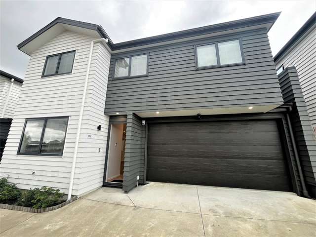 Modern Luxury Living in Prime Location - Stunning Four-Bedroom Home with Premium Features