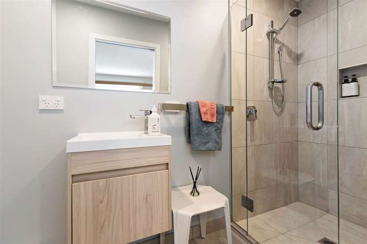 4 Leaning Rock Lane Wanaka_13