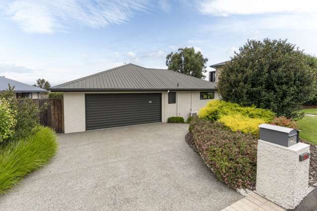 Enchanting 3-Bedroom Family Home in Stoke