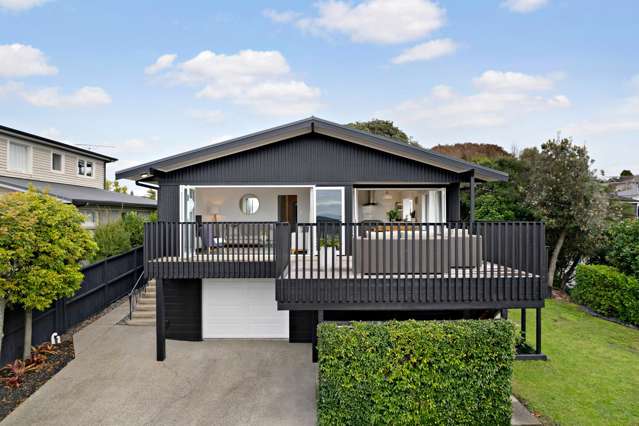 Lush Gardens, Sea Views - Live the Beachside Dream