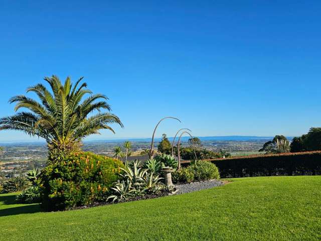 DELUXE LIVING – ELEVATED LOCATION PANORAMIC VIEWS
