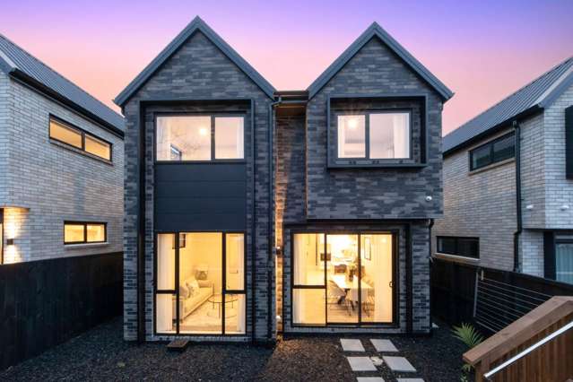 Modern Luxury Meets Comfort in Prime Farm Cove