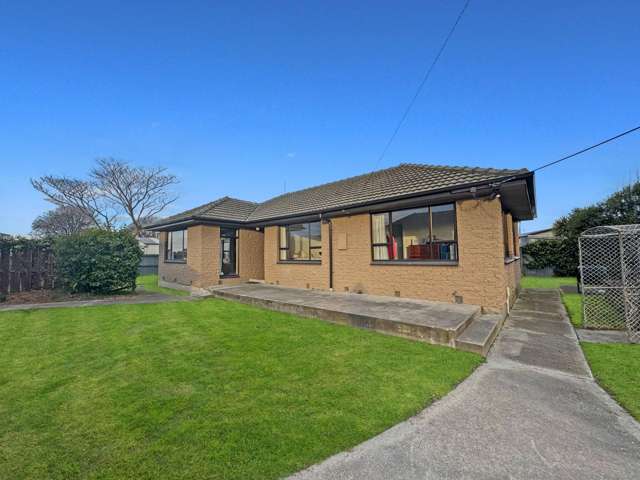 NORTH NEW BRIGHTON - THREE BEDROOM HOUSE ON LARGE SECTION, PET NEGOTIABLE