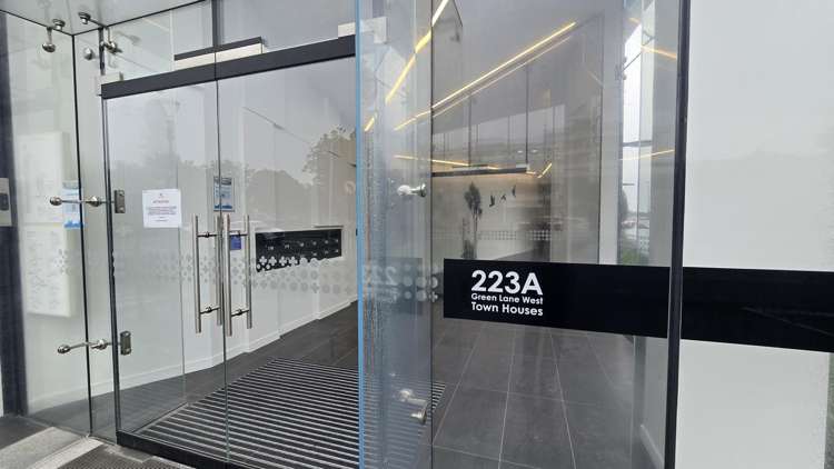 220/223A Green Lane West Epsom_15