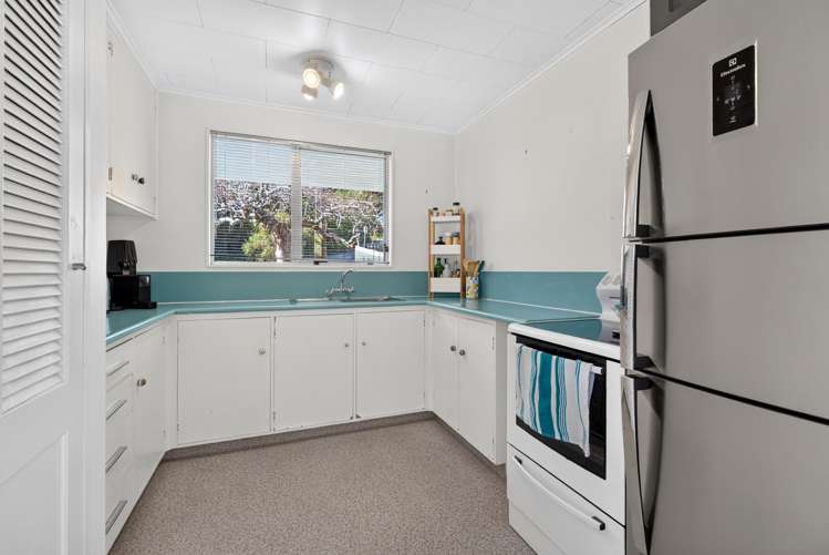 8 Cyril Way Paparangi_13