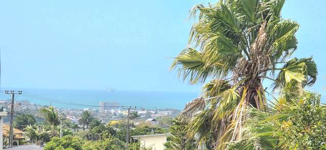 Sun-Filled Family Living with Sea Views!!