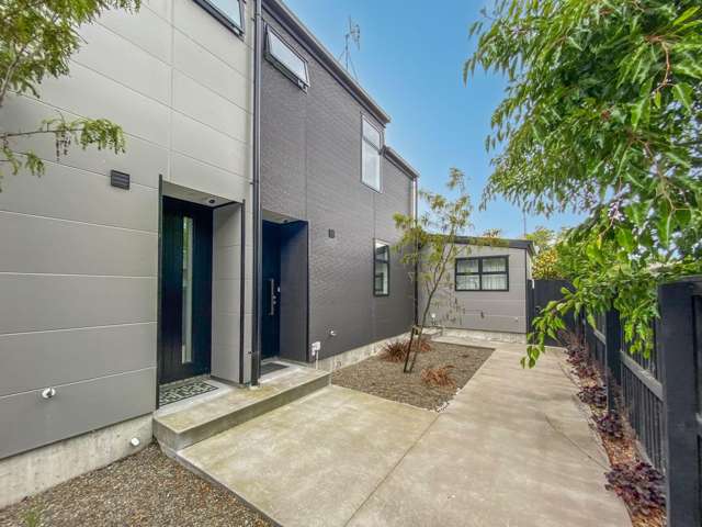 PHILLIPSTOWN - 2 BEDROOMS, 2 BATHROOMS, HEATPUMP, CARPARK