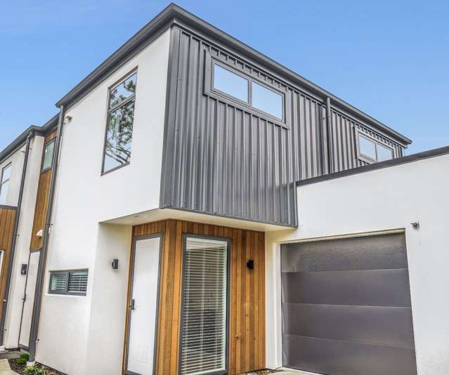 PAPANUI:  2 BEDROOMS, 2 BATHROOMS, HEATPUMP, SINGLE INTERNAL ACCESS GARAGE