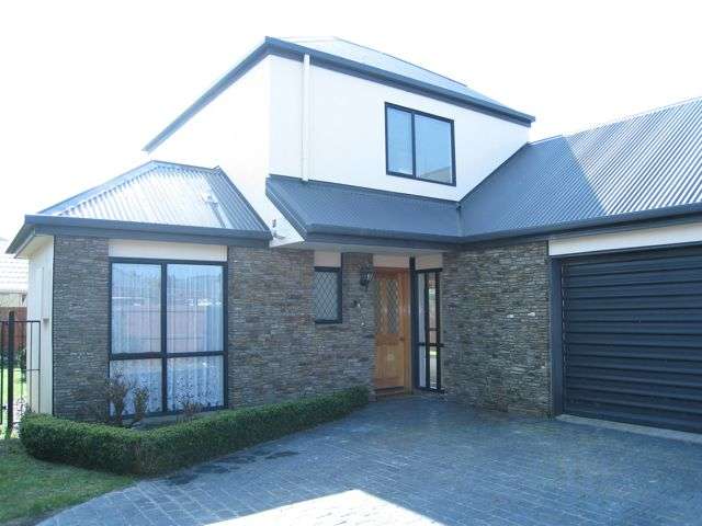 **STAND ALONE TOWNHOUSE IN SOUGHT AFTER AREA**