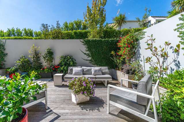 BEAUTIFUL COURTYARD APT - Enq Over $1,785,000