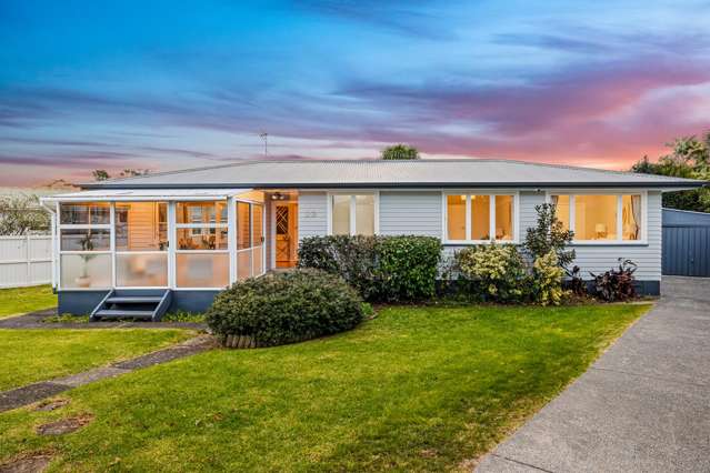 Sundrenched Bungalow Charmer!